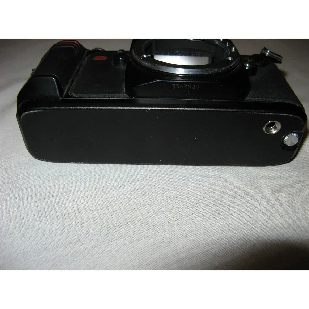 Nikon N2000 35mm Film SLR Camera Black No Lens Powers  SEE DESCRIPTION